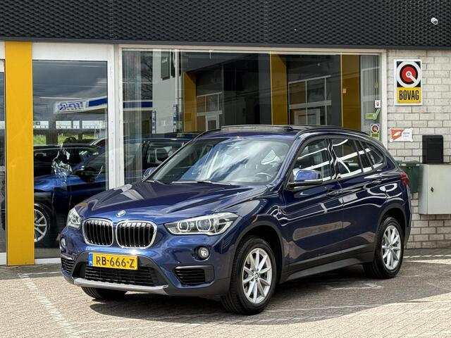 BMW X1 sDrive20i High Executive | NAP | Trekhaak | Cruise adaptief | Stoelverwarming | LED | Achteruitrijcamera | Climate Control | Heads-up display | Elektrisch glazen panorama-dak |