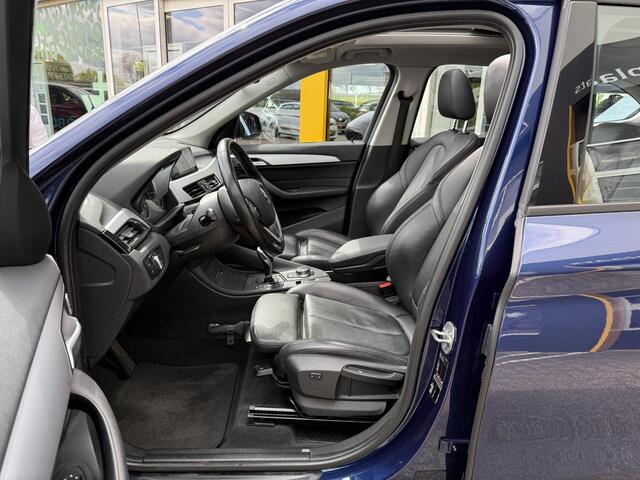 BMW X1 sDrive20i High Executive | NAP | Trekhaak | Cruise adaptief | Stoelverwarming | LED | Achteruitrijcamera | Climate Control | Heads-up display | Elektrisch glazen panorama-dak |