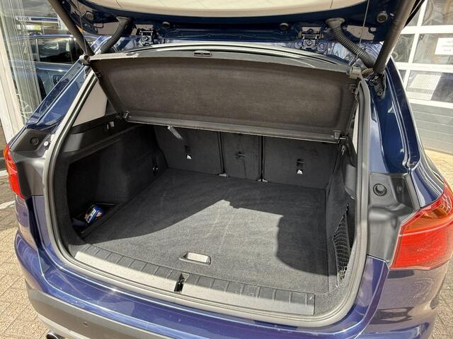 BMW X1 sDrive20i High Executive | NAP | Trekhaak | Cruise adaptief | Stoelverwarming | LED | Achteruitrijcamera | Climate Control | Heads-up display | Elektrisch glazen panorama-dak |