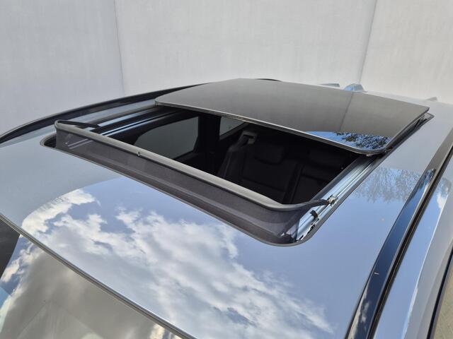 BMW X1 xDrive30e 326 PK M-SPORT / Fabrieksgarantie tot 03-2028 / Glazen schuif- en kanteldak / Head Up Display / Elektrisch trekhaak / Trekgewicht 1800 kg / Harman Kardon Audio Systeem / Elektrische achterklep / Rondomzicht camera / Stuur- & Stoel verwarming / A