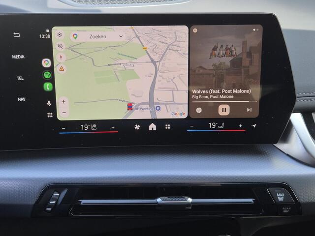 BMW X1 xDrive30e 326 PK M-SPORT / Fabrieksgarantie tot 03-2028 / Glazen schuif- en kanteldak / Head Up Display / Elektrisch trekhaak / Trekgewicht 1800 kg / Harman Kardon Audio Systeem / Elektrische achterklep / Rondomzicht camera / Stuur- & Stoel verwarming / A