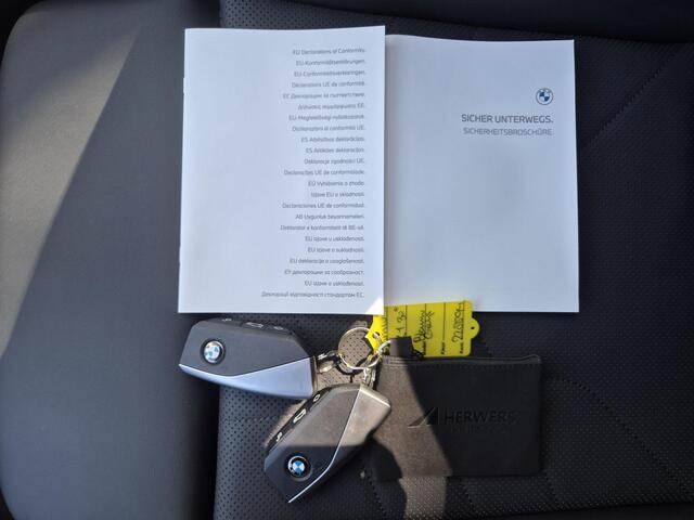 BMW X1 xDrive30e 326 PK M-SPORT / Fabrieksgarantie tot 03-2028 / Glazen schuif- en kanteldak / Head Up Display / Elektrisch trekhaak / Trekgewicht 1800 kg / Harman Kardon Audio Systeem / Elektrische achterklep / Rondomzicht camera / Stuur- & Stoel verwarming / A