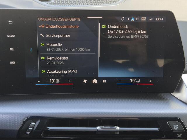 BMW X1 xDrive30e 326 PK M-SPORT / Fabrieksgarantie tot 03-2028 / Glazen schuif- en kanteldak / Head Up Display / Elektrisch trekhaak / Trekgewicht 1800 kg / Harman Kardon Audio Systeem / Elektrische achterklep / Rondomzicht camera / Stuur- & Stoel verwarming / A