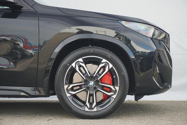 BMW X1 xDrive25e | M Sportpakket Pro | Trekhaak | Schuif-kanteldak | Head-up | Harman Kardon | Rondomzicht Camera | Elekrische Stoelen + Geheugen | Cruise control adaptief met Stop&Go en stuurhulp