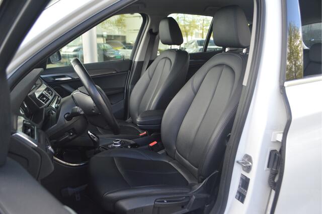BMW X1 sDrive20i xLine Automaat / Comfort Access / Stoelverwarming / Cruise Control / LED / Stuurverwarming