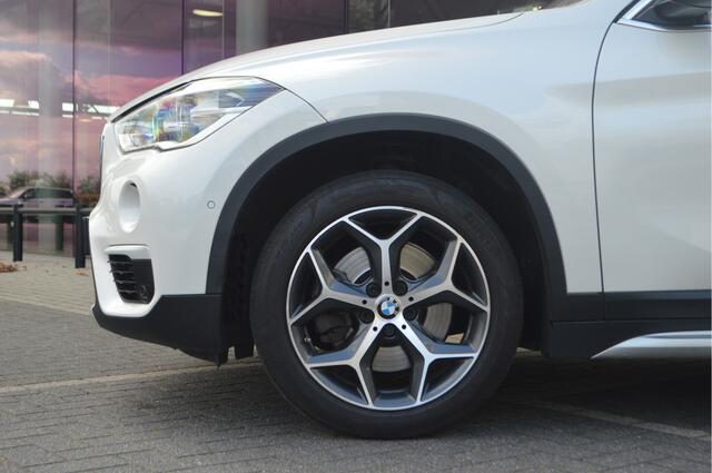 BMW X1 sDrive20i xLine Automaat / Comfort Access / Stoelverwarming / Cruise Control / LED / Stuurverwarming
