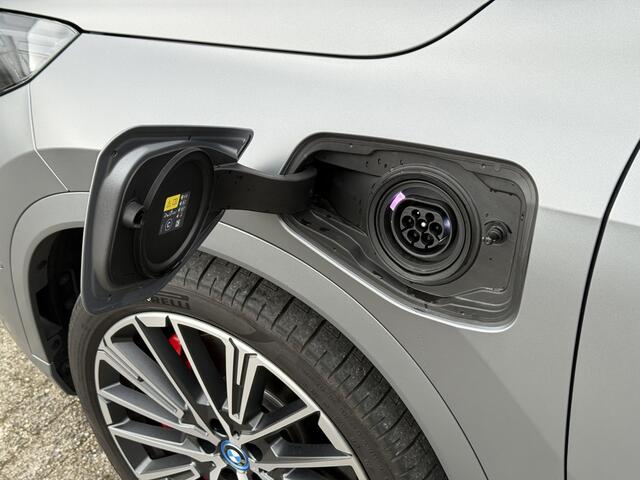 BMW X1 xDrive25e | Frozen Pure Grey | M-Sport Pro | 20'' | Panorama | Harman/Kardon | Driv. Ass. Prof. | Stuur + Stoelverw. | Elek. Trekhaak