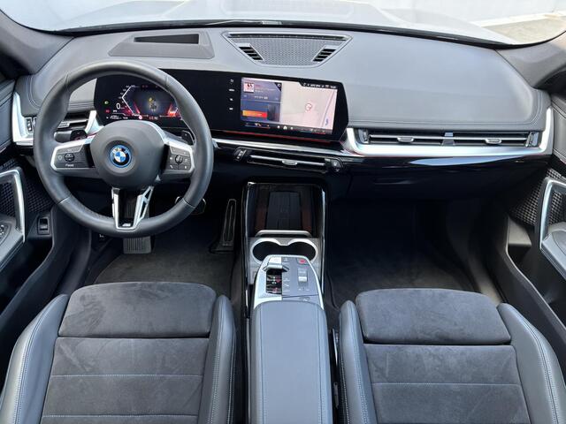 BMW X1 xDrive30e 326 PK M-SPORT / Fabrieksgarantie tot 05-2028 / Glazen schuif- en kanteldak / Head Up Display / Elektrisch trekhaak / Trekgewicht 1800 kg / Elektrische achterklep / Rondomzicht camera / Stuur- & Stoel verwarming / Adaptief cruise control /