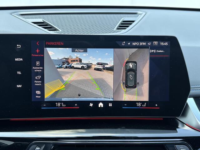 BMW X1 xDrive30e 326 PK M-SPORT / Fabrieksgarantie tot 05-2028 / Glazen schuif- en kanteldak / Head Up Display / Elektrisch trekhaak / Trekgewicht 1800 kg / Elektrische achterklep / Rondomzicht camera / Stuur- & Stoel verwarming / Adaptief cruise control /