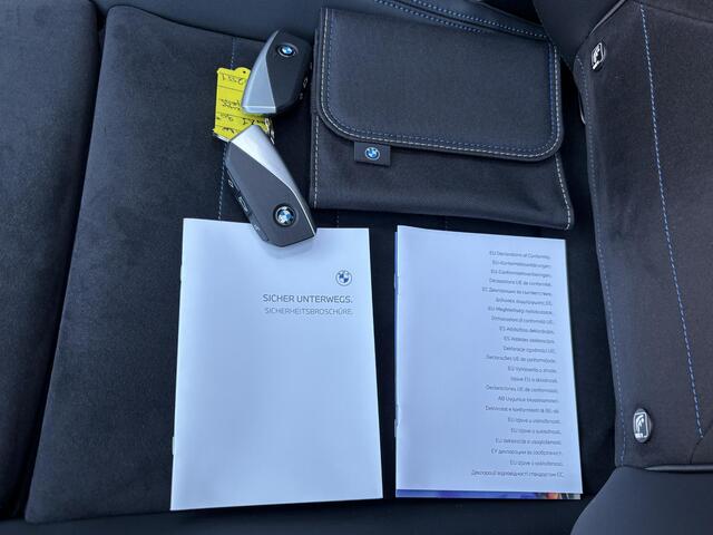 BMW X1 xDrive30e 326 PK M-SPORT / Fabrieksgarantie tot 05-2028 / Glazen schuif- en kanteldak / Head Up Display / Elektrisch trekhaak / Trekgewicht 1800 kg / Elektrische achterklep / Rondomzicht camera / Stuur- & Stoel verwarming / Adaptief cruise control /