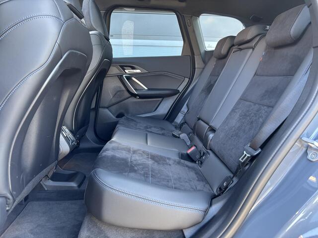 BMW X1 xDrive30e 326 PK M-SPORT / Fabrieksgarantie tot 05-2028 / Glazen schuif- en kanteldak / Head Up Display / Elektrisch trekhaak / Trekgewicht 1800 kg / Elektrische achterklep / Rondomzicht camera / Stuur- & Stoel verwarming / Adaptief cruise control /