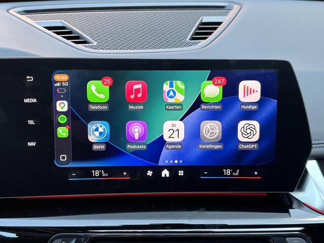 BMW X1 xDrive30e 326 PK M-SPORT / Fabrieksgarantie tot 05-2028 / Glazen schuif- en kanteldak / Head Up Display / Elektrisch trekhaak / Trekgewicht 1800 kg / Elektrische achterklep / Rondomzicht camera / Stuur- & Stoel verwarming / Adaptief cruise control /