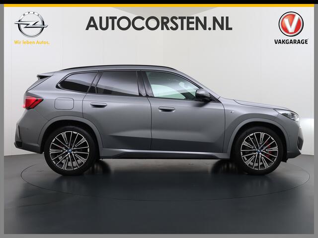 BMW X1 xDrive30e AUT-7 327pk 4WD Leer Pano-Dak/Hef-Dak Sport-Stoel+Elektr.+Geheugen+Verwarmd M-Sport-Pro +M-Exterieur+M-Interieur+M-Remmen Elektr.Wegklapbare-Trekhaak Harman-Kardon Adaptive-LED Live-Cockpit-Pro Driving assist plus Head-up displayShadow Luxury Li