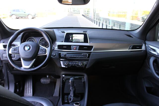 BMW X1 xDrive20i xLine Automaat / Trekhaak / Panoramadak / Comfort Access / Achteruitrijcamera / Stoelverwarming / Active Cruise Control