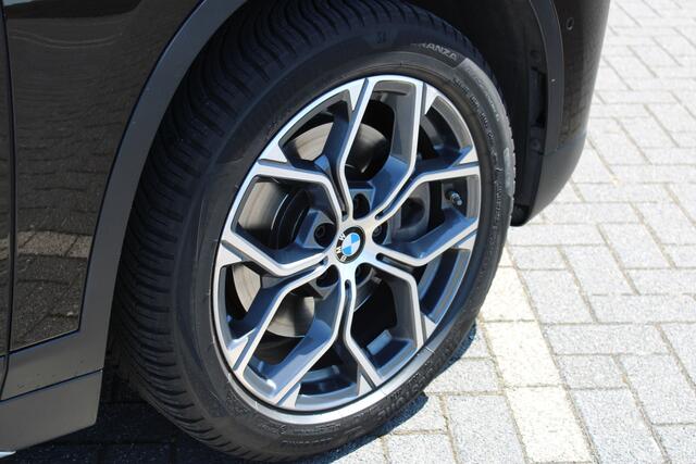 BMW X1 sDrive20i High Executive xLine Automaat / Sportstoelen / Cruise Control / LED / Head-Up / Stoelverwarming