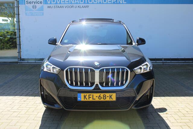 BMW X1 sDrive18i | Panorama dak | Elektrisch wegklapbare trekhaak | Stoelverwarming | Achteruitrijcamera | Elektrische kofferbakklep | Keyless entry/start | Half leder/alcantara | Draadloze telefoonlader | Apple CarPlay/Android Auto | Navigatie | Climate control