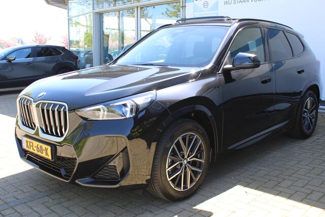 BMW X1 sDrive18i | Panorama dak | Elektrisch wegklapbare trekhaak | Stoelverwarming | Achteruitrijcamera | Elektrische kofferbakklep | Keyless entry/start | Half leder/alcantara | Draadloze telefoonlader | Apple CarPlay/Android Auto | Navigatie | Climate control