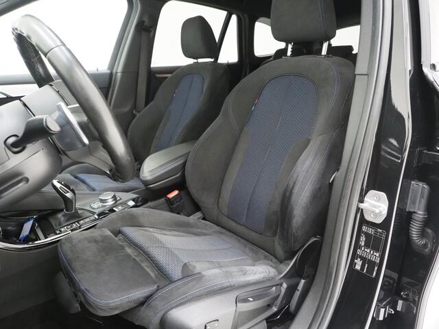 BMW X1 sDrive20i M Sport Full Black | HUD | Trekhaak | Sfeerlicht | Donkere Hemel | Stoelverwarming | Cruise | PDC | Carplay