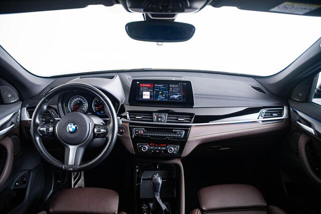 BMW X1 xDrive25e High Executive M Sport - Trekhaak - Panoramadak - Driving Assistant Plus - Comfort Access - Head up - Harman Kardon - Elektrisch verstelbare/verwarmde stoelen - Getinte ruiten -