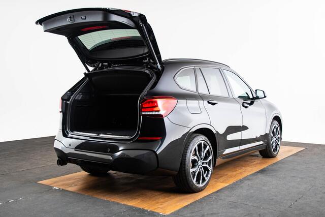 BMW X1 xDrive25e High Executive M Sport - Trekhaak - Panoramadak - Driving Assistant Plus - Comfort Access - Head up - Harman Kardon - Elektrisch verstelbare/verwarmde stoelen - Getinte ruiten -