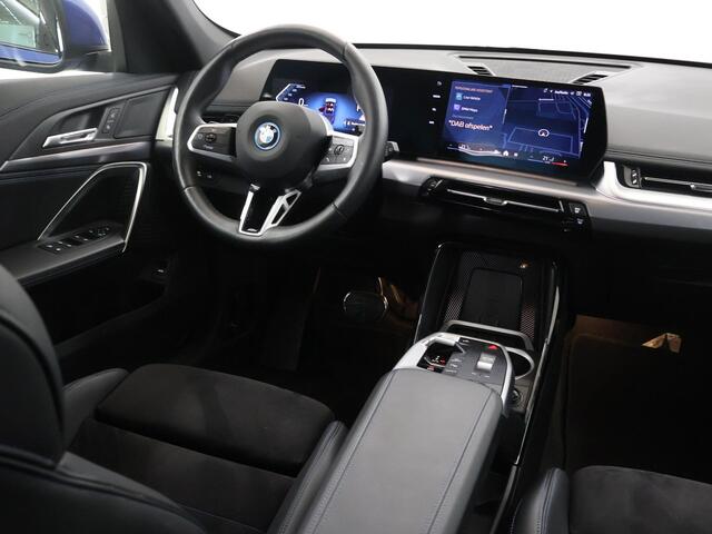 BMW X1 xDrive25e | M-Pakket | Curved Display | Sportstoelen | Camera | DAB | Apple Carplay/Android Auto | Ele. kofferdeksel | BMW LED |
