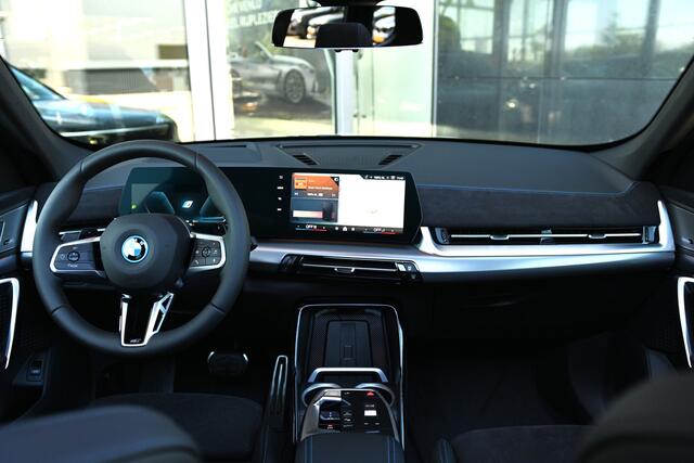 BMW X1 xDrive25e M Sport Automaat / Panoramadak / Trekhaak / Sportstoelen / Head-Up / M Adaptief onderstel / Parking Assistant Plus / Stuurverwarming