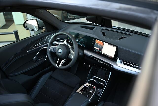 BMW X1 xDrive25e M Sport Automaat / Panoramadak / Trekhaak / Sportstoelen / Head-Up / M Adaptief onderstel / Parking Assistant Plus / Stuurverwarming