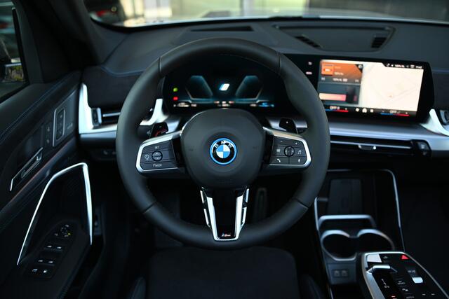 BMW X1 xDrive25e M Sport Automaat / Panoramadak / Trekhaak / Sportstoelen / Head-Up / M Adaptief onderstel / Parking Assistant Plus / Stuurverwarming