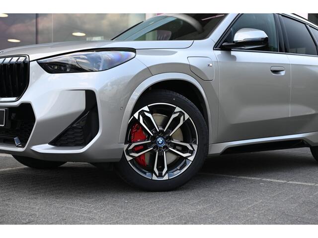 BMW X1 xDrive25e M Sport Automaat / Panoramadak / Trekhaak / Sportstoelen / Head-Up / M Adaptief onderstel / Parking Assistant Plus / Stuurverwarming