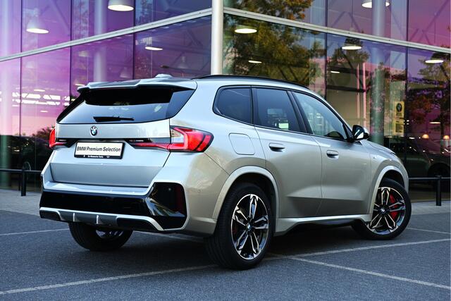 BMW X1 sDrive18i M Sport Automaat / Trekhaak / Panoramadak / Sportstoelen / Comfort Access / Achteruitrijcamera / Harman-Kardon / Adaptieve LED