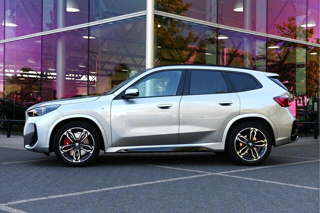 BMW X1 sDrive18i M Sport Automaat / Trekhaak / Panoramadak / Sportstoelen / Comfort Access / Achteruitrijcamera / Harman-Kardon / Adaptieve LED