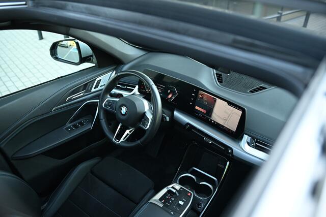 BMW X1 sDrive18i M Sport Automaat / Trekhaak / Panoramadak / Sportstoelen / Comfort Access / Achteruitrijcamera / Harman-Kardon / Adaptieve LED