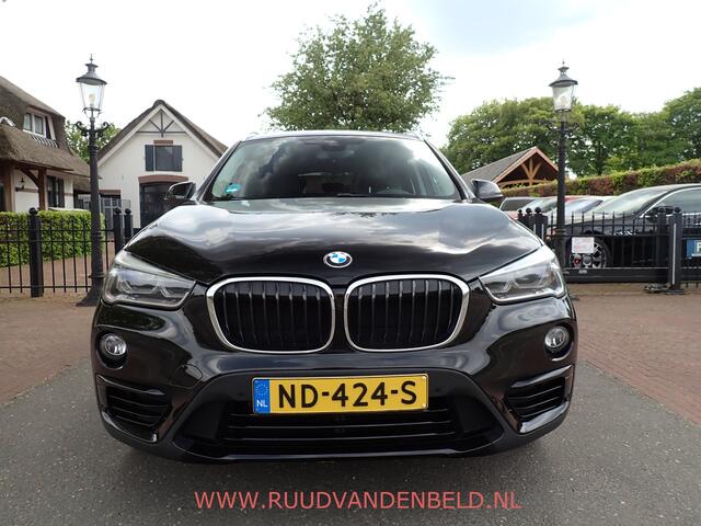 BMW X1 sDrive20i / HEAD-UP / SPORTLEER / 20" INCH / CAMERA