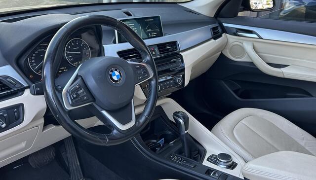 BMW X1 sDrive18i High Executive | NL AUTO | Automaat | Achteruitrijcamera | Navigatie | Parkeersensoren Voor en Achter | Lederen Bekleding | Stoelverwarming | Elektrische Achterklep | 2 Sleutels |