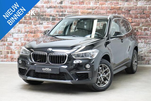BMW X1 sDrive20i Executive Automaat / Navigatiesysteem Plus / Trekhaak / Head-Up Display / Stoelverwarming / Hifi / LED / 17 Inch / Parkeersensoren / Climate Control / Bluetooth / Middenarmsteun / Cruise Control