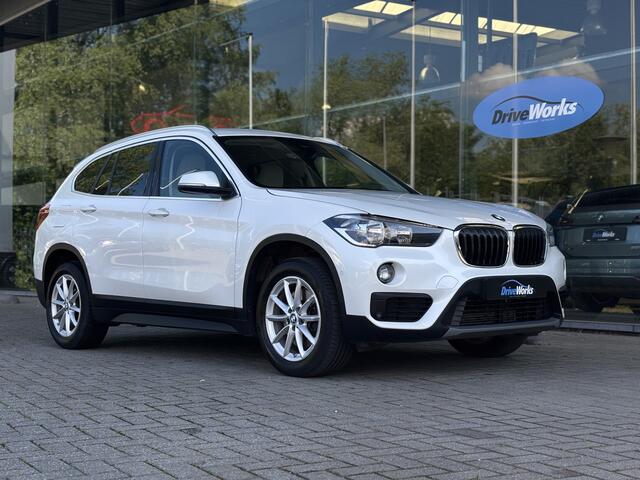 BMW X1 xDrive20i High Executive | Camera | Carplay | Leer | Parkeer Assistent | Driving Assistant Plus -Cruise control adaptief met stop&go, file assistent-grootlichtassistent-rijstrooksensor-