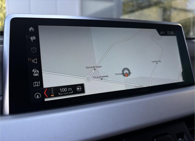 BMW X1 xDrive20i High Executive | Camera | Carplay | Leer | Parkeer Assistent | Driving Assistant Plus -Cruise control adaptief met stop&go, file assistent-grootlichtassistent-rijstrooksensor-