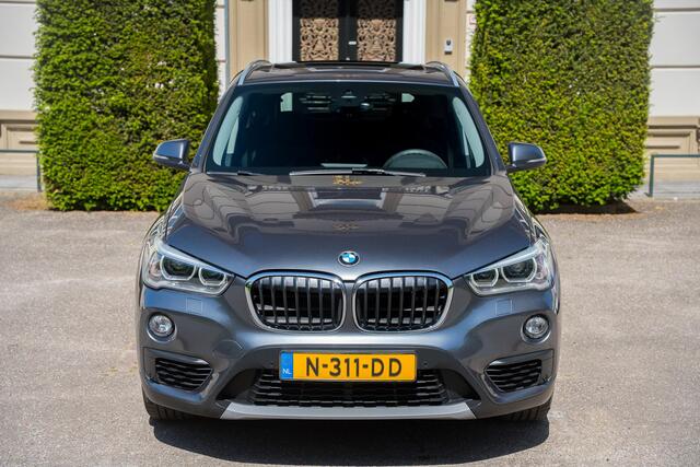 BMW X1 xDrive20i High Executive TREKHAAK | PANO | ADAPTIVE | KEYLESS | CAMERA | STUURVERW