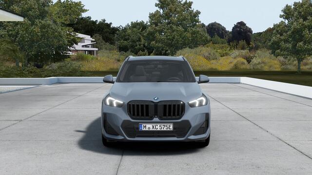 BMW X1 xDrive25e M Sport Automaat / Panoramadak / Trekhaak / Sportstoelen / M Adaptief onderstel / Comfort Access / Parking Assistant Plus / Head-Up / Stuurverwarming