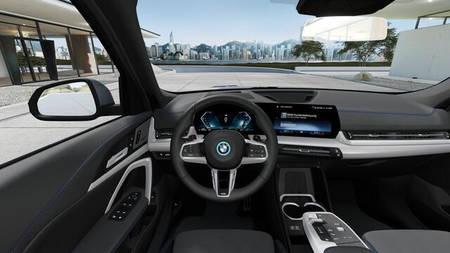 BMW X1 xDrive25e M Sport Automaat / Panoramadak / Trekhaak / Sportstoelen / M Adaptief onderstel / Comfort Access / Parking Assistant Plus / Head-Up / Stuurverwarming