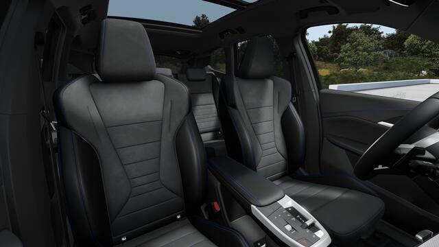 BMW X1 xDrive25e M Sport Automaat / Panoramadak / Trekhaak / Sportstoelen / Parking Assistant Plus / Head-Up / M Adaptief onderstel / Stuurverwarming