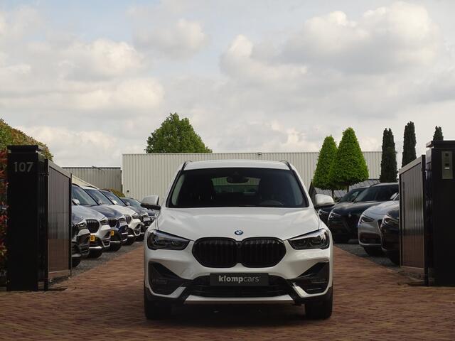 BMW X1 sDrive18i | Handbak | Uniek | PearlWeiss | Leer | Nav | All-black! | Privacy glass