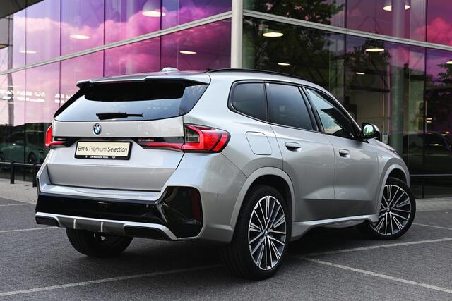 BMW X1 sDrive18i M Sport Automaat / Trekhaak / Panoramadak / Driving Assistant Plus / Stuurverwarming / Harman Kardon / 20" LMV