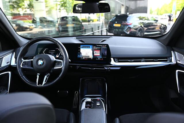 BMW X1 sDrive18i M Sport Automaat / Trekhaak / Panoramadak / Driving Assistant Plus / Stuurverwarming / Harman Kardon / 20" LMV