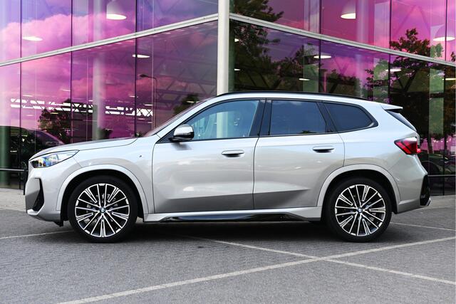 BMW X1 sDrive18i M Sport Automaat / Trekhaak / Panoramadak / Driving Assistant Plus / Stuurverwarming / Harman Kardon / 20" LMV