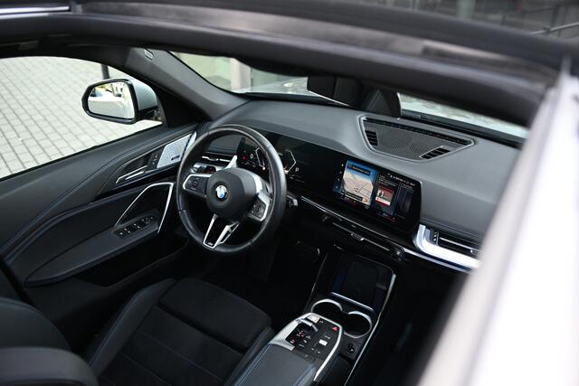 BMW X1 sDrive18i M Sport Automaat / Trekhaak / Panoramadak / Driving Assistant Plus / Stuurverwarming / Harman Kardon / 20" LMV