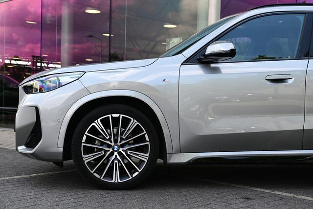 BMW X1 sDrive18i M Sport Automaat / Trekhaak / Panoramadak / Driving Assistant Plus / Stuurverwarming / Harman Kardon / 20" LMV