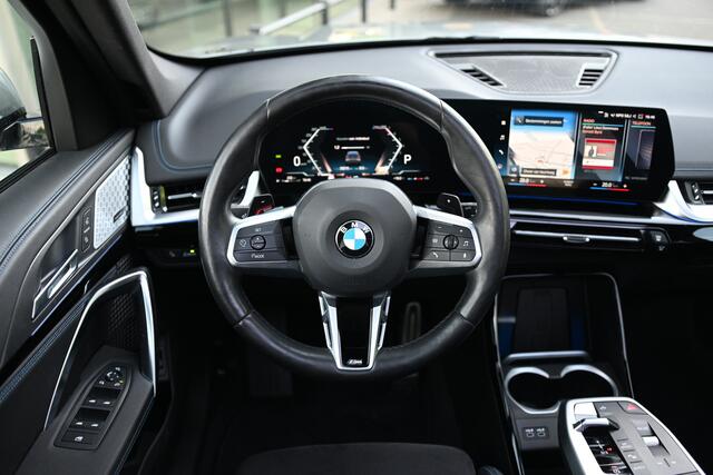 BMW X1 sDrive18i M Sport Automaat / Trekhaak / Panoramadak / Driving Assistant Plus / Stuurverwarming / Harman Kardon / 20" LMV