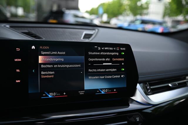 BMW X1 sDrive18i M Sport Automaat / Trekhaak / Panoramadak / Driving Assistant Plus / Stuurverwarming / Harman Kardon / 20" LMV
