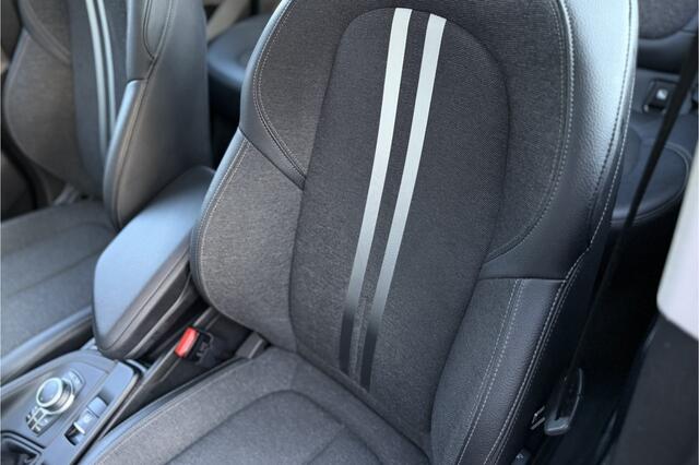 BMW X1 xDrive25e | Panodak | Camera | Sportstoelen | LED | Elektrische klep | NAVI